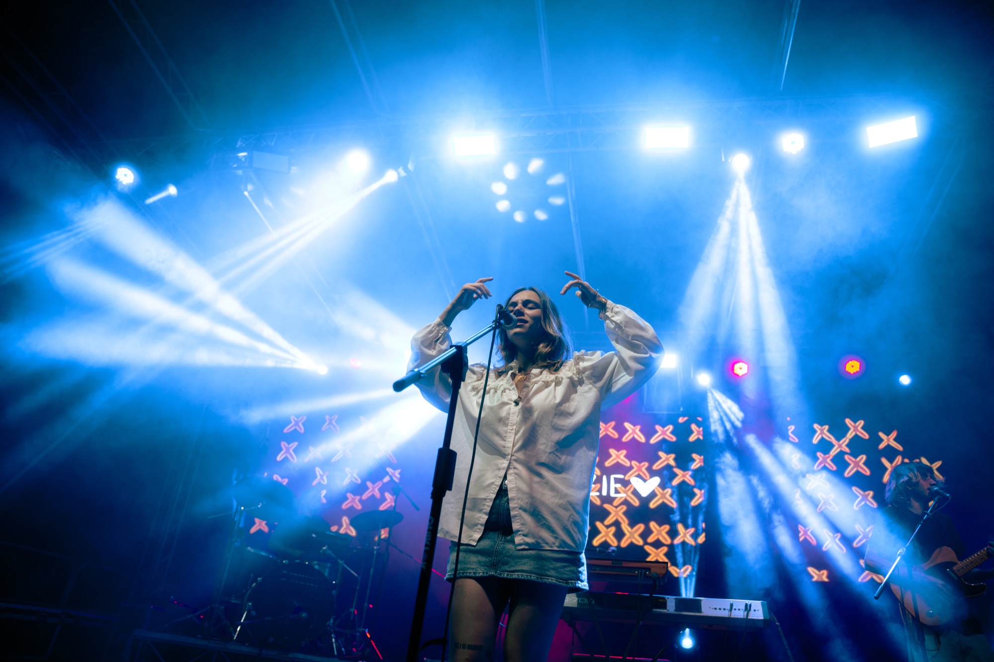 Singer on the Mezzo Festival stage under blue light beams